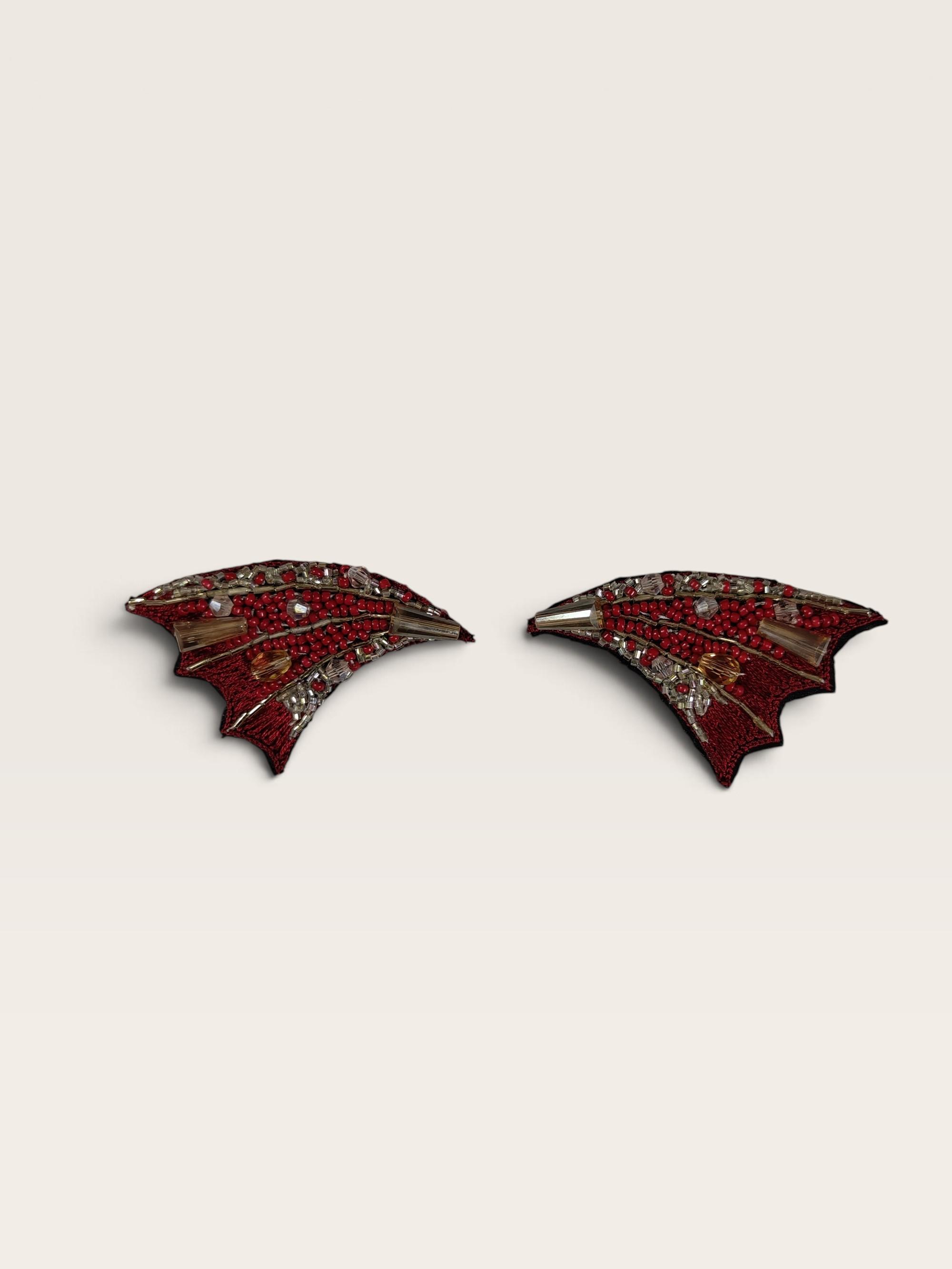 Red wing shaped hair clip - Image 1